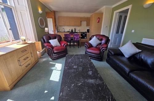 Mainland Apartment | Mountain View - Sleeps 4 - Garden - Pet Friendly