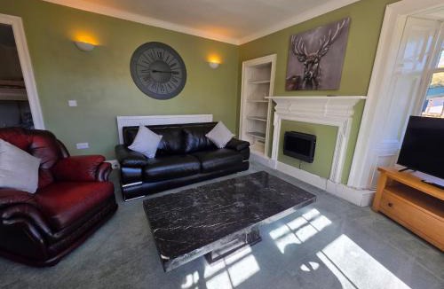 Mainland Apartment | Mountain View - Sleeps 4 - Garden - Pet Friendly