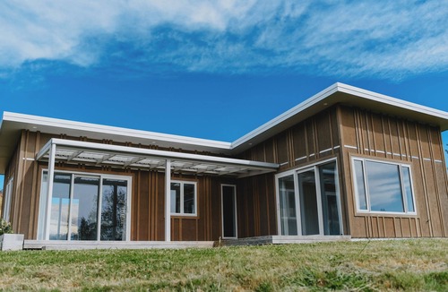 Upper Moutere House | Mountain Views & Great Location: Private 2BR home