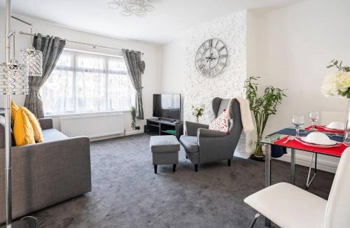 Redbridge Apartment | MOYDOM Cosy Apt sleeps 4 with self breakfast & carpark