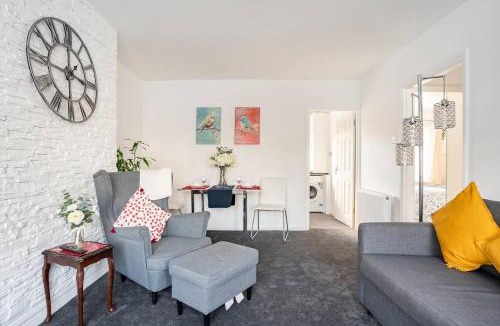 Redbridge Apartment | MOYDOM Cosy Apt sleeps 4 with self breakfast & carpark