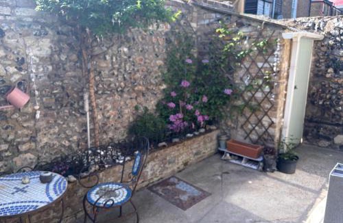 Ramsgate House | Muckoroos Cottage Historic Flint Cottage