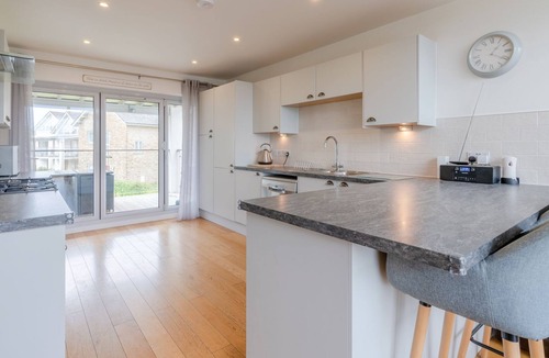 Malmesbury Cottage | Muntjac Lodge, Cotswold Water Park, sleeps 10 guests in 5 bedrooms