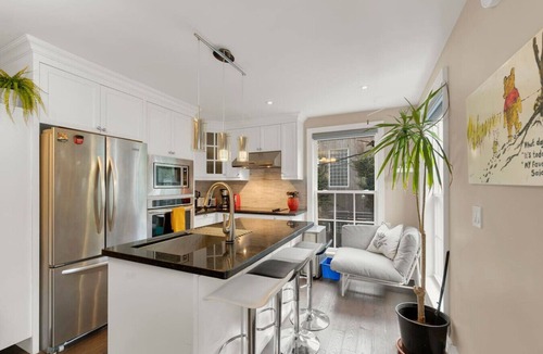 Mount Pleasant West Hotel | Musician`s Hideaway - Hot Tub/Free Parking/5 min to Subway