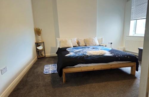 Dunstable House | N&M Lodge Dunstable lodge with Free Parking