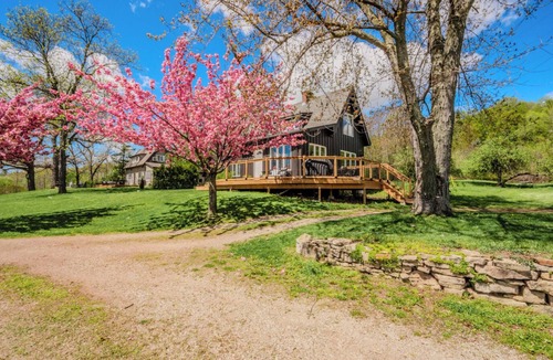 Burlington Cottage | Nature Lovers' cottage on the escarpment with gorgeous views - 5 min to downtown