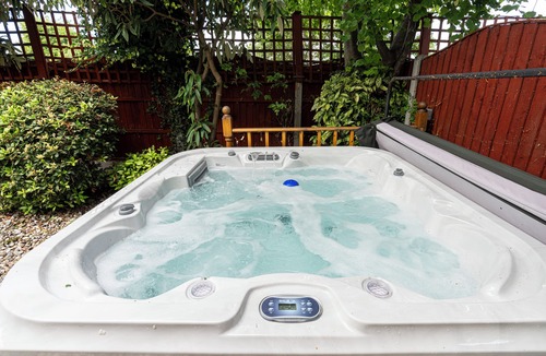 Canvey Island House | Nature's Serenade:3BR Classic Home-Jacuzzi & Sauna