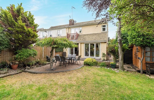Canvey Island House | Nature's Serenade:3BR Classic Home-Jacuzzi & Sauna
