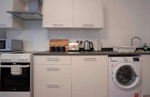 Kirkcaldy Apartment | Near Beach 2BR Ground Floor Flat-Free Parking