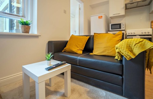Kirkcaldy Apartment | Near Beach 2BR Ground Floor Flat-Free Parking
