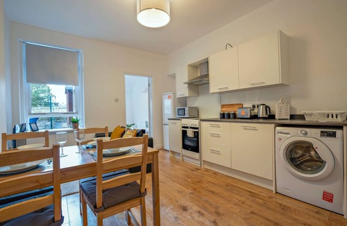 Kirkcaldy Apartment | Near Beach 2BR Ground Floor Flat-Free Parking