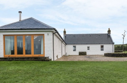 Rothesay Cottage | NETHER STRAVANNAN NORTH, pet friendly in Rothesay, Isle Of Bute