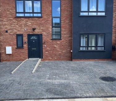 Waltham Cross House | New Build-Free Parking-EV charging-3 Bedrooms-3 showers