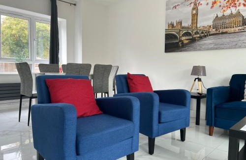 Waltham Cross House | New Build-Free Parking-EV charging-3 Bedrooms-3 showers