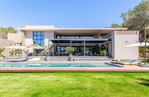 Cala Vinas Villa | New build villa right on the beach with tropical garden and Bali feeling