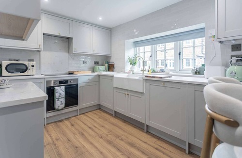 Knaresborough House | NEW! Cosy Stone Cottage With Free Parking & Wifi