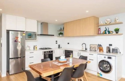 Tekapo Apartment | New, family friendly warm/3bedroom3bathroom/kingbed, mountain view/unitB
