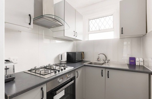 Seven Kings Apartment | New! Lovely 2BR Flat in Ilford
