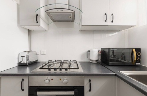 Seven Kings Apartment | New! Lovely 2BR Flat in Ilford