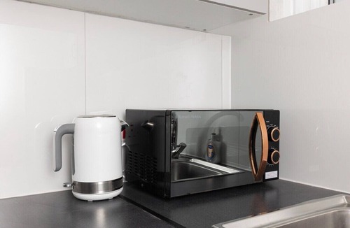 Seven Kings Apartment | New! Lovely 2BR Flat in Ilford