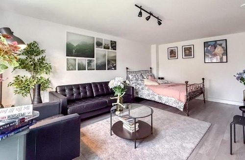 Renfrew House | New Modern Detached House with 5bdr Glasgow