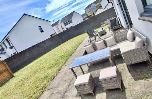 Renfrew House | New Modern Detached House with 5bdr Glasgow