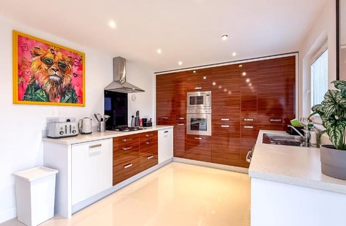 Renfrew House | New Modern Detached House with 5bdr Glasgow