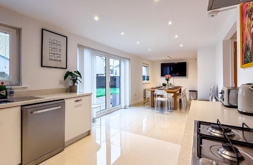 Renfrew House | New Modern Detached House with 5bdr Glasgow