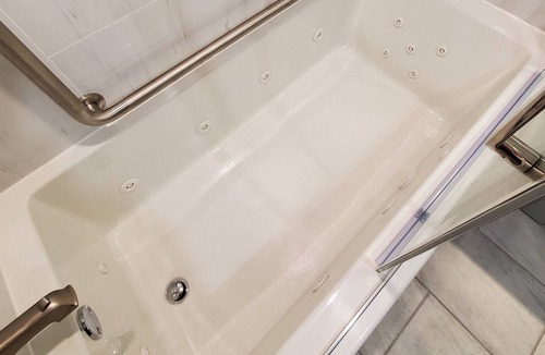 Port Colborne House | New Outdoor Hot Tub, 3 Bedrooms with Ensuite Bathrooms, Private Entrance.