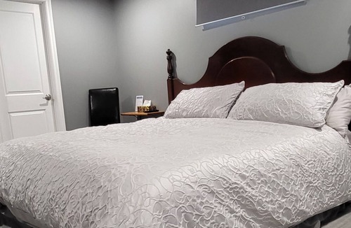 Port Colborne House | New Outdoor Hot Tub, 3 Bedrooms with Ensuite Bathrooms, Private Entrance.