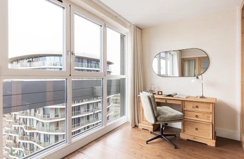Docklands Apartment | New! Panoramic 2BR Flat with Balcony by Royal Docks
