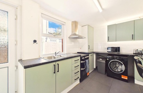 Luton Apartment | NEW Ridgway Home By Signature Stays - Central - FREE Parking