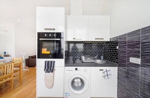 Borehamwood Apartment | New! Spacious Flat with parking