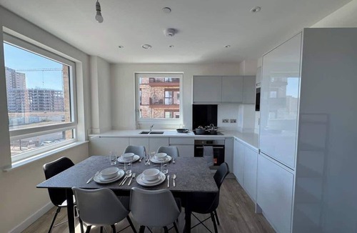Royal Docks Apartment | New Stylish 2 Bedrooms, 2 Bathroom, Balcony Flat
