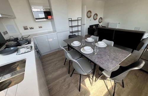 Royal Docks Apartment | New Stylish 2 Bedrooms, 2 Bathroom, Balcony Flat