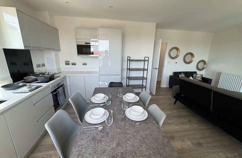 Royal Docks Apartment | New Stylish 2 Bedrooms, 2 Bathroom, Balcony Flat
