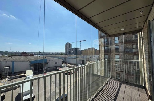 Royal Docks Apartment | New Stylish 2 Bedrooms, 2 Bathroom, Balcony Flat
