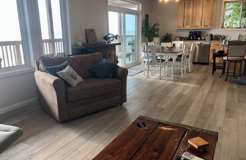 Kingsville House | Newest Pelee Island Lakehouse - your beach holiday now with wifi.