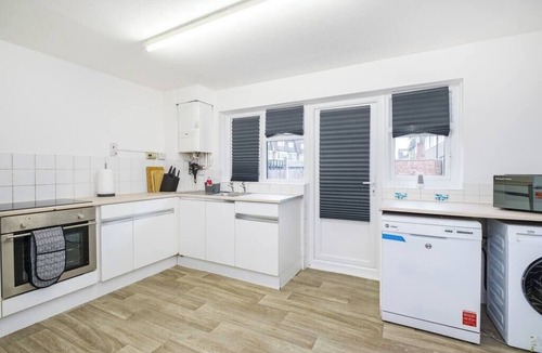 Custom House House | Newham Excel E16 - 3 bed 2.5 bath house w Free parking, 3 Bed 1.5 bath House with Parking Close to E