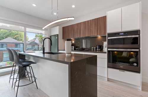 Leslieville Apartment | Newly Built & Professionally Designed Modern Sleek Executive Suite - Leslieville