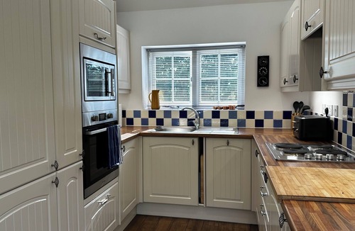 Willesborough Cottage | Newly refurbished Coach House. Close to transport hubs.