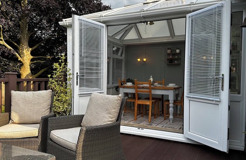 Willesborough Cottage | Newly refurbished Coach House. Close to transport hubs.