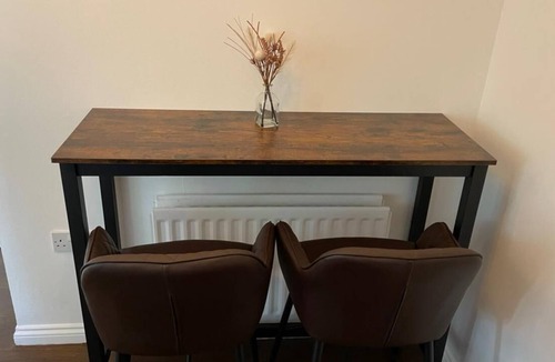 Crookston House | Newly Refurbished Swanky House with private car park