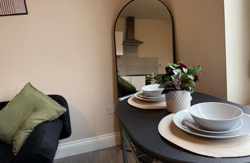 Seven Kings Apartment | Newly Renovated Flat - Fast Links to Central London