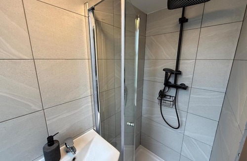 Seven Kings Apartment | Newly Renovated Flat - Fast Links to Central London