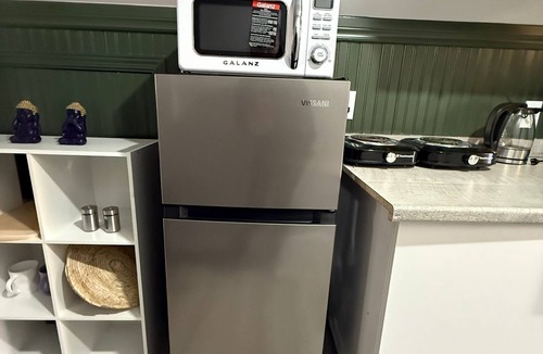 London Apartment | Newly Renovated Loft Prime Location Free Parking & Washer/Dryer