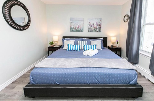 Lowertown Apartment | Newly Renovated - Modern 1BR with King Bed - Byward Market!