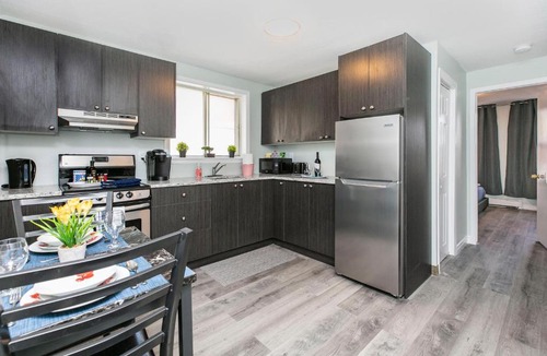 Lowertown Apartment | Newly Renovated - Modern 1BR with King Bed - Byward Market!