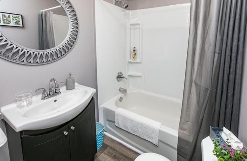 Lowertown Apartment | Newly Renovated - Modern 1BR with King Bed - Byward Market!