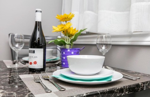 Lowertown Apartment | Newly Renovated - Modern 1BR with King Bed - Byward Market!